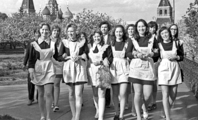 Почему в школьной форме СССР всегда поверх платья был фартук