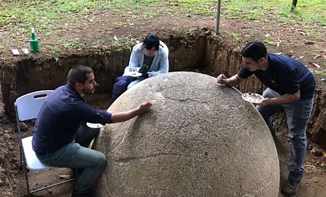 В джунглях нашли каменные шары диаметром до 3 метров. Анализ возраста сбил с толку: он указывает от тысячи до миллиона лет