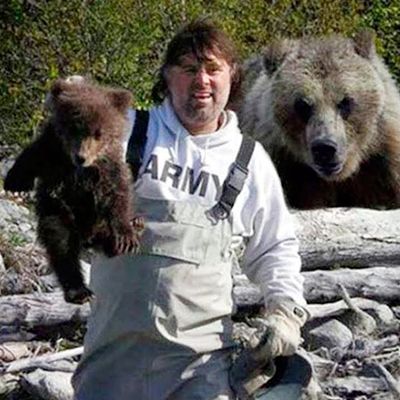 Рыбак спас из воды медвежонка, а на следующий день его нашла медведица