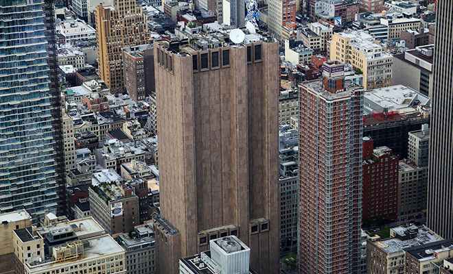 Дом номер 33 в Нью-Йорке. Посреди города стоит небоскреб без единого окна: что может быть внутри