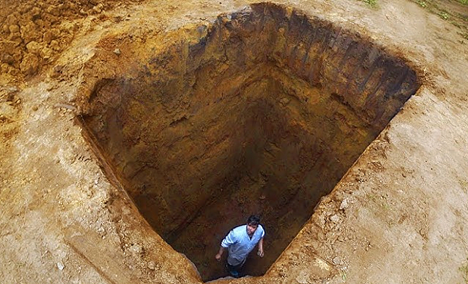 Парень выкопал яму в 4 метра глубиной и проверил, можно ли из нее вылезти самостоятельно