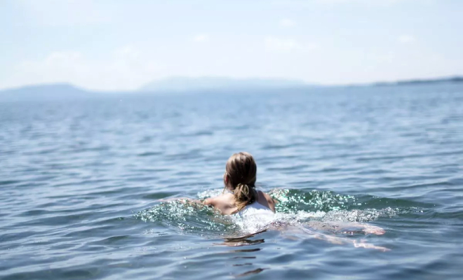 С сухогруза в Средиземном море заметили в воде женщину. Она вышла искупаться, но течением ее вынесло на 8 километров от берега
