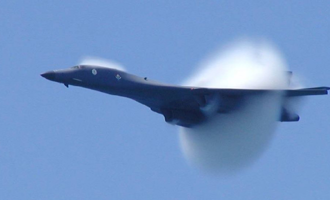 Что-то невидимое в воздухе заставило пассажирские самолеты двигаться быстрее скорости звука: видео