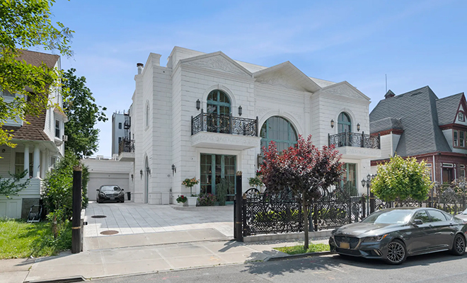 Что-то на богатом. Взгляните на дом, который выстроил скромный стоматолог родом из СССР