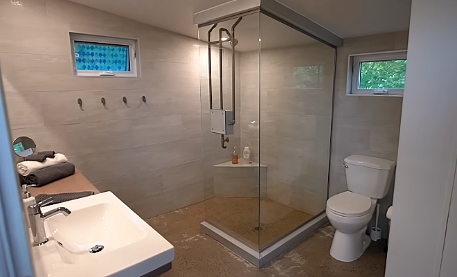 Кадр из видео @ExploringAlternatives