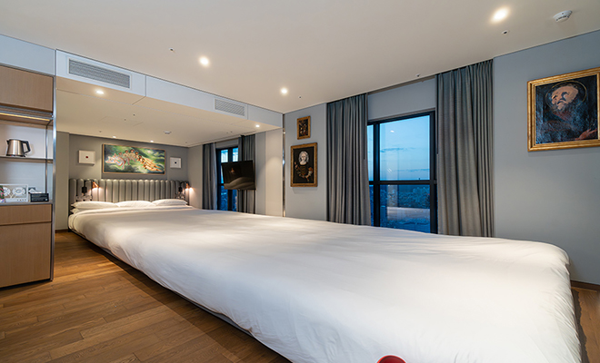 ����: MSCHF/RYSE