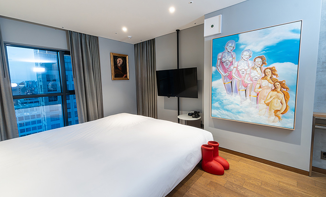 ����: MSCHF/RYSE