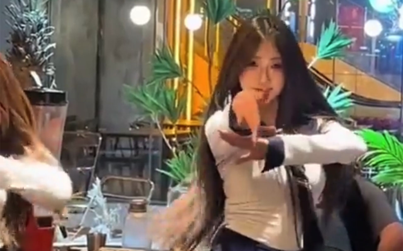 Туристы зашли перекусить в Китае, а к ним вышла K-pop группа и стала танцевать. Видео