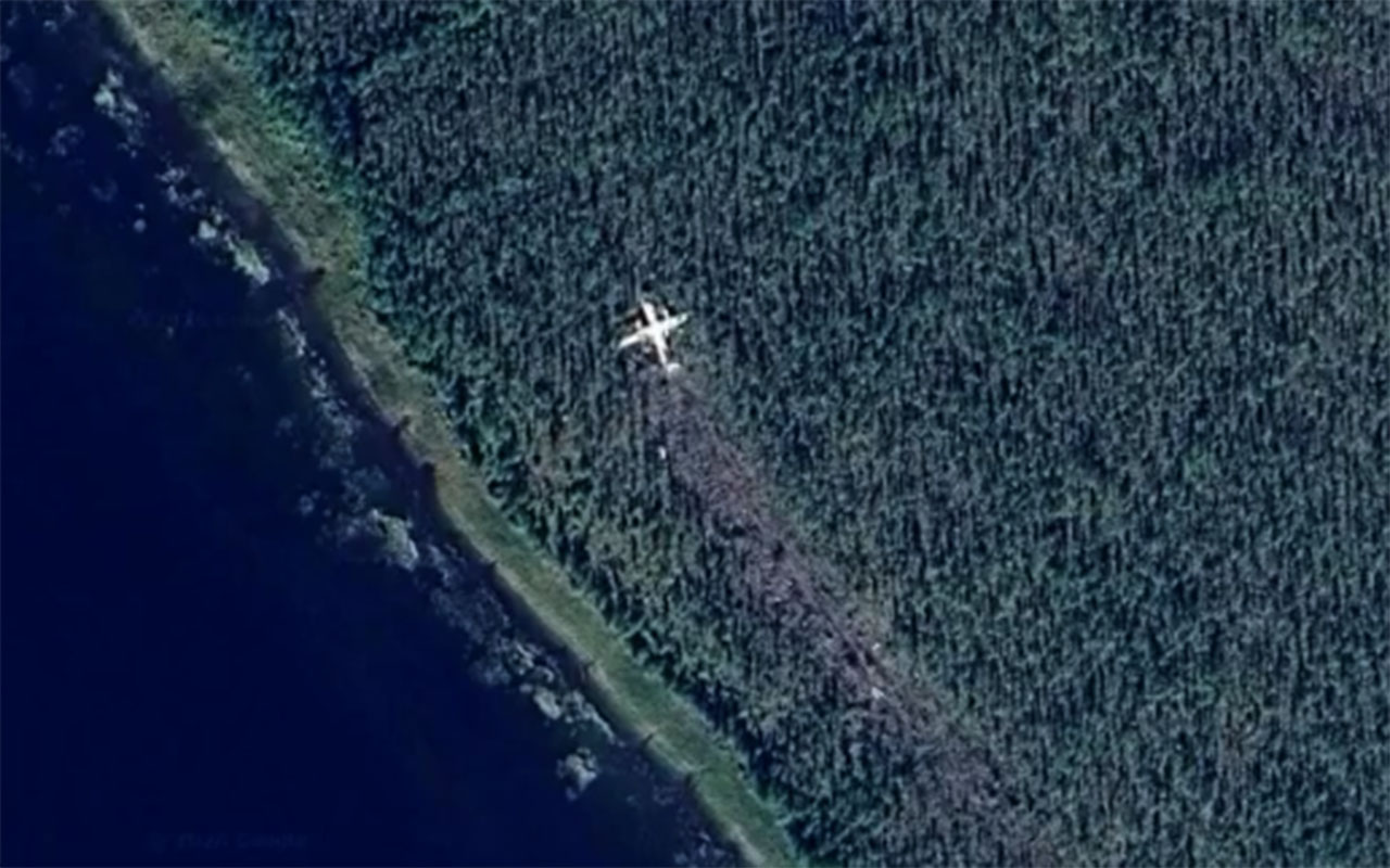 Парень изучал Сибирь на спутниковых картах и нашел посреди тайги упавший самолет