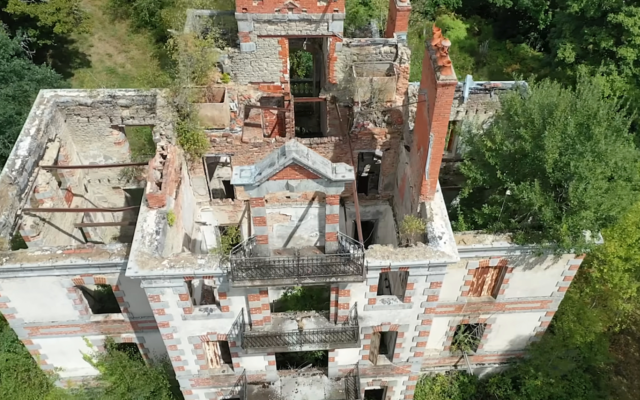 Кадр из видео @escapetoruralfrance