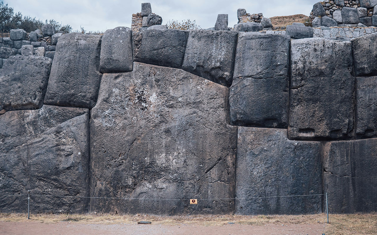 Неизвестная цивилизация построила нерушимые стены 12 тысяч лет назад. Их не смогли повторить даже инки