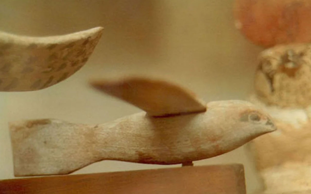 Неуместный артефакт. Птица из Саккары: египтолог счел ее самолетом, построенным 2200 лет назад и привел доказательства