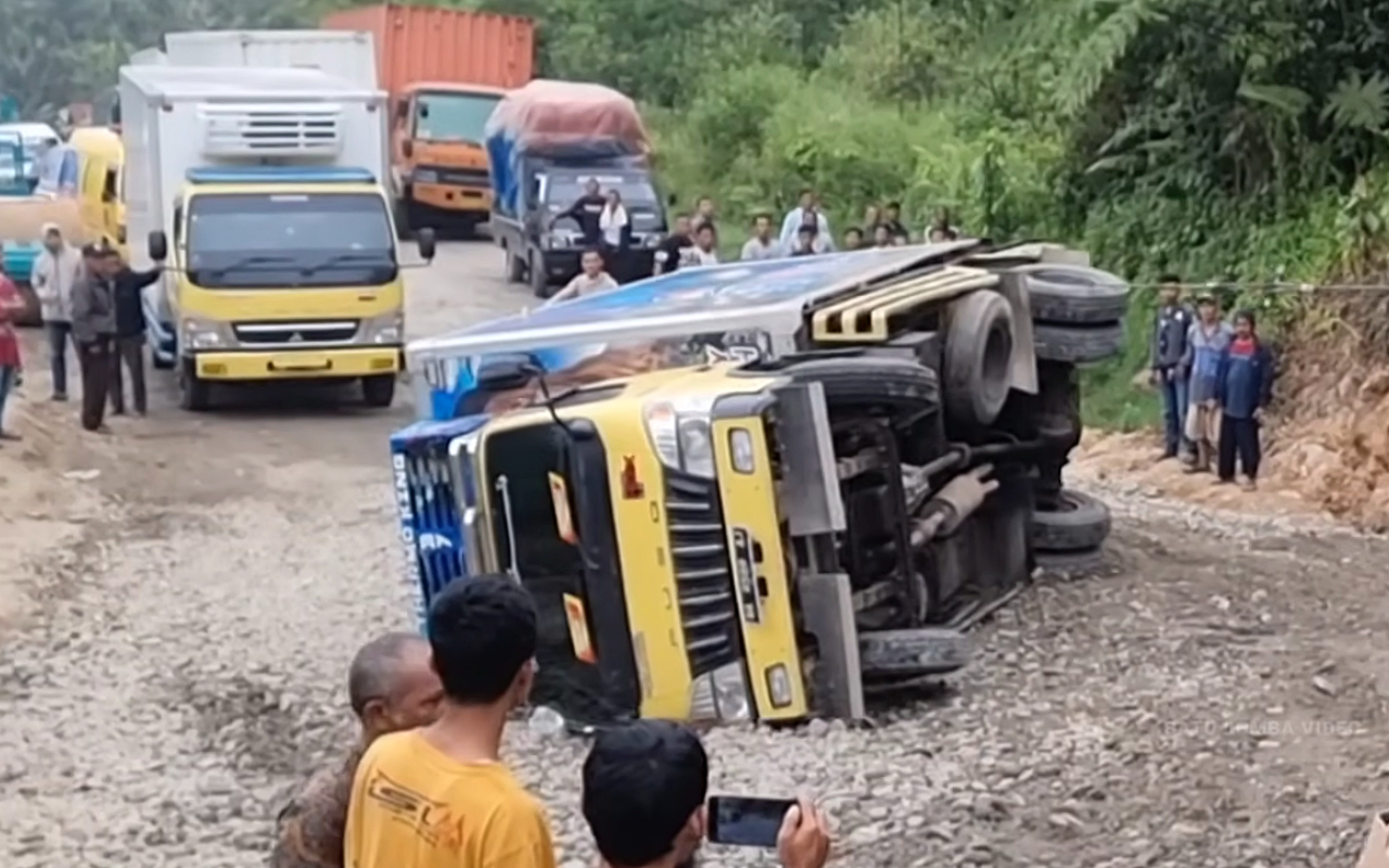 Самая опасная дорога Индонезии. Этот километр не может проехать ни один грузовик