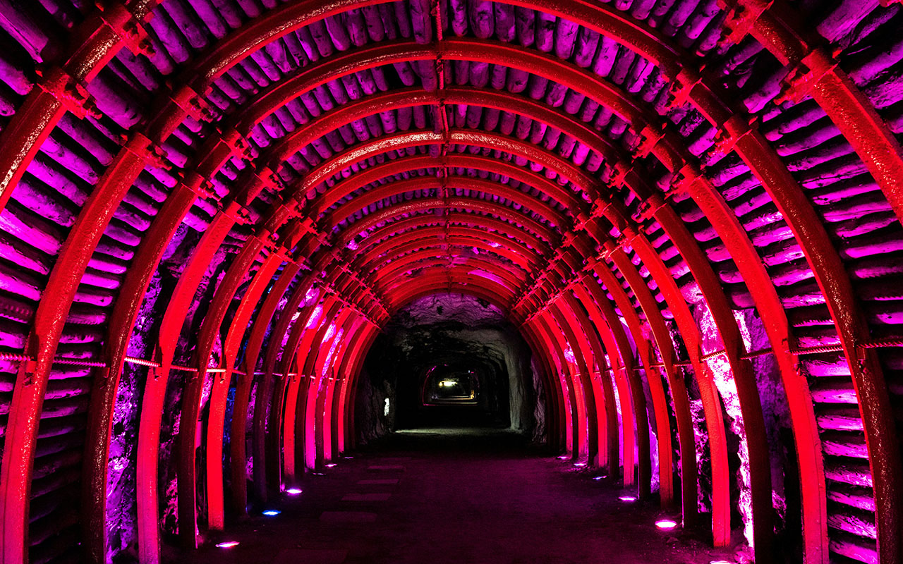 В самой глубокой шахте России нет людей. Здесь для них слишком жарко, а всю работу делают машины