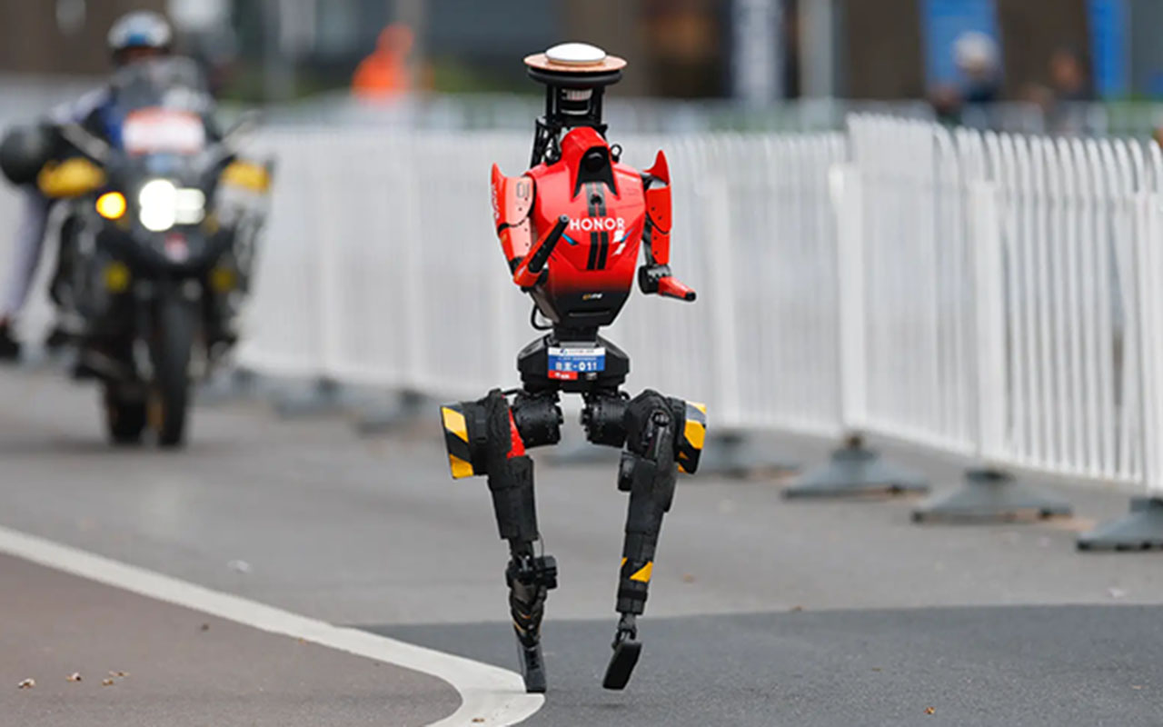 Китайский робот-бегун уже преодолевает полумарафон лучше человека. Видео