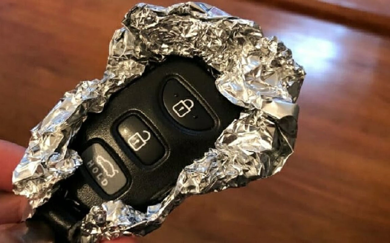 Все больше водителей заворачивают ключи от авто в фольгу. Говорят, работает от угонщиков