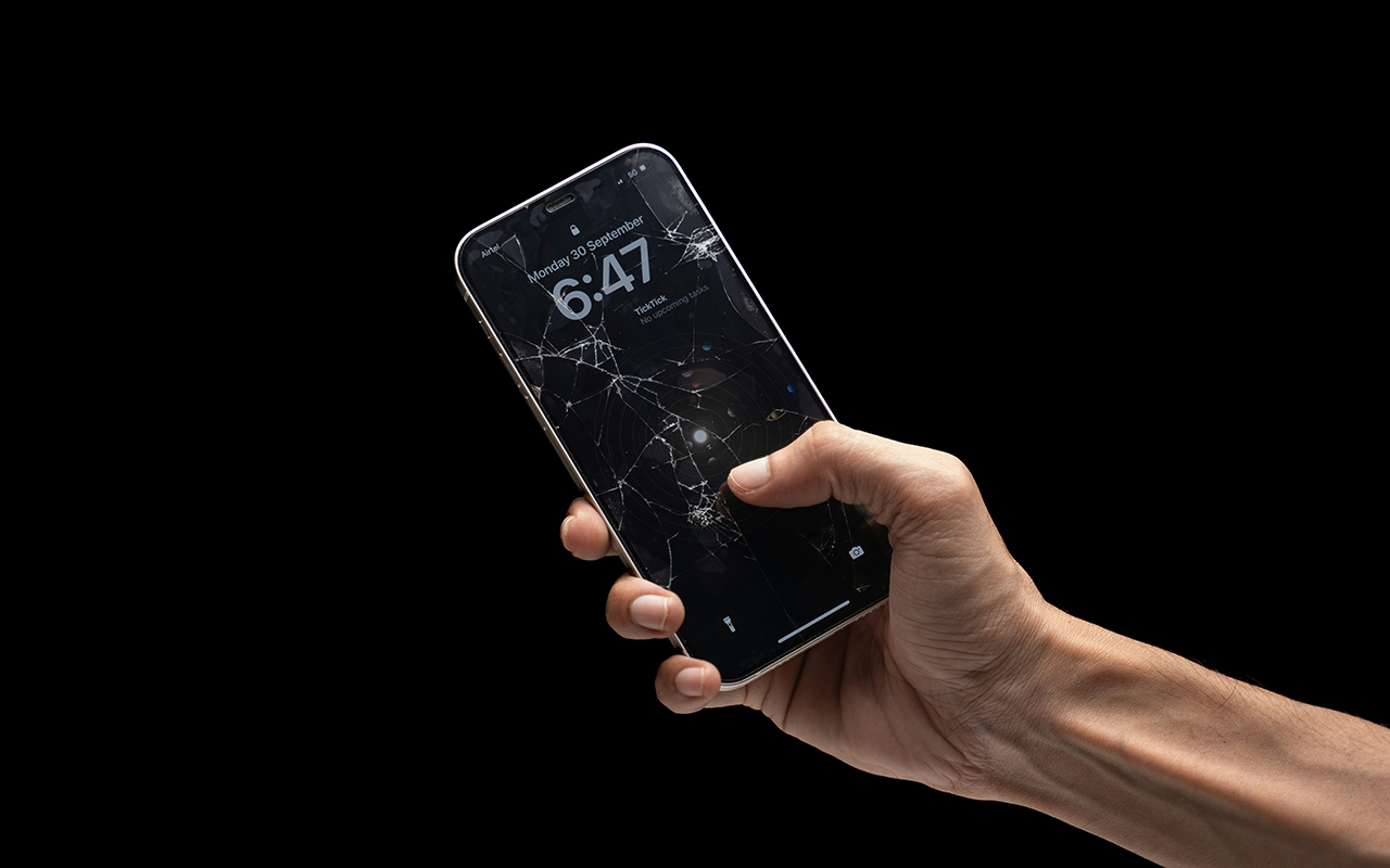 Мужчины стали специльно разбивать свои iPhone. Трещины стали новым символом мужественности