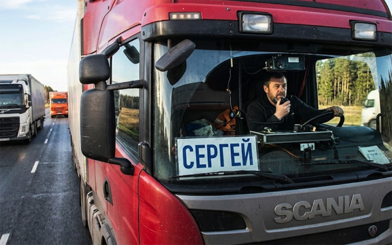 Дальнобойщики часто пишут свои имена на лобовом стекле. Как табличка помогает на трассе