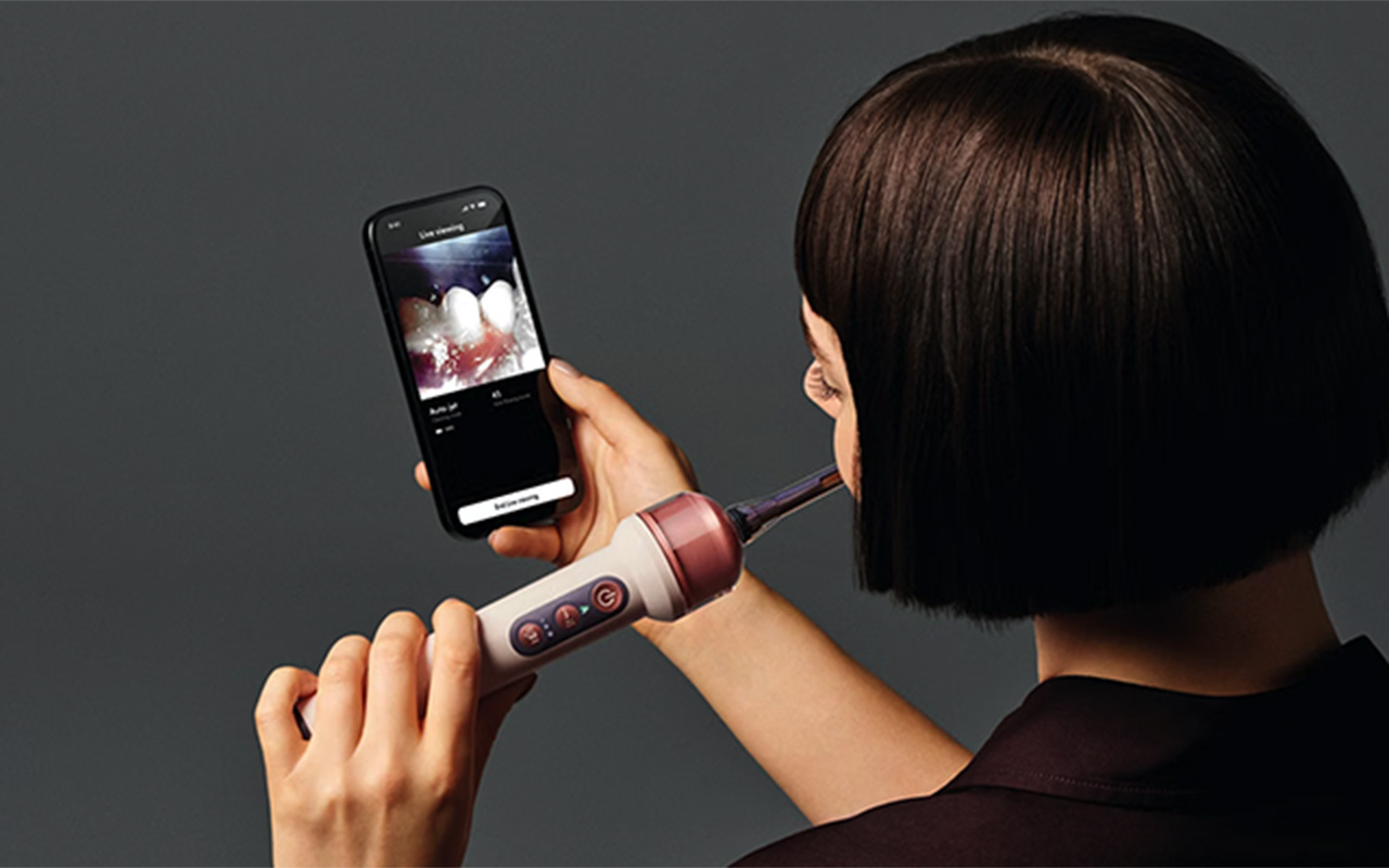Dyson показал зубную щетку со встроенной камерой. Теперь можно смотреть, как выглядят зубы во время чистки