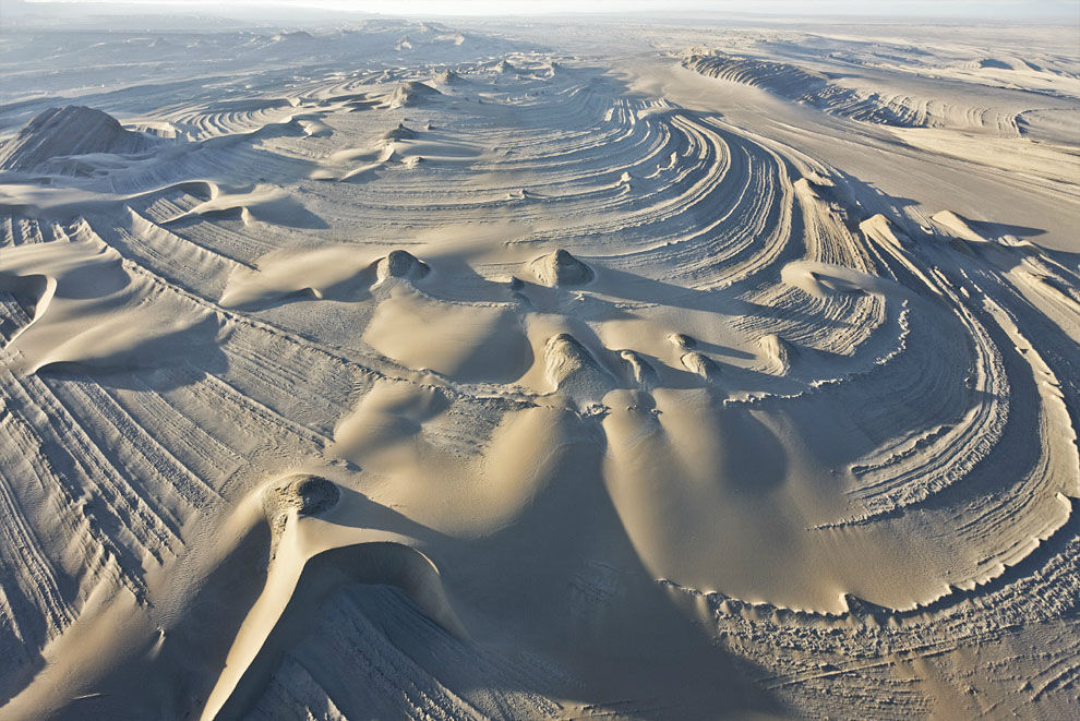 Пустыня Гоби с высоты птичьего полета. Съемка в пустыне. Dune view.