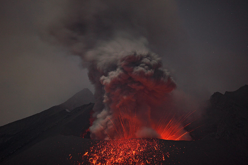 Опасным факторам возникающим при извержении вулканов. Вулкан Сакурадзима Япония. Извержение вулкана Сакурадзима в Японии. Сакурадзима вулкан извержение 1914. Сообщение о вулкане Сакурадзима.