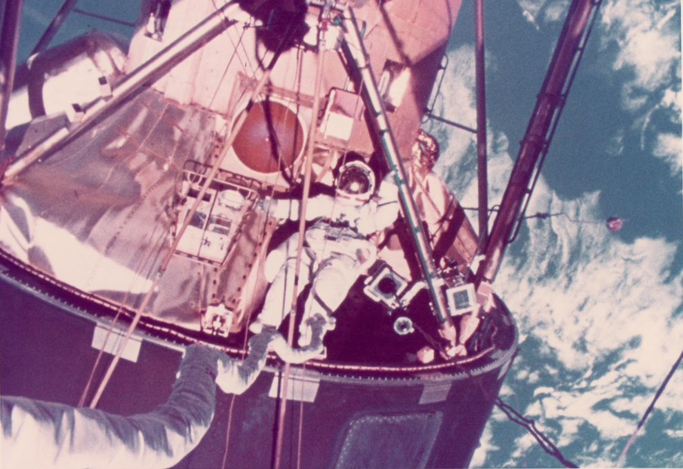 Эдвард Гибсон в открытом космосе, фото Джеральда Карра, Скайлэб 4, февраль 1974