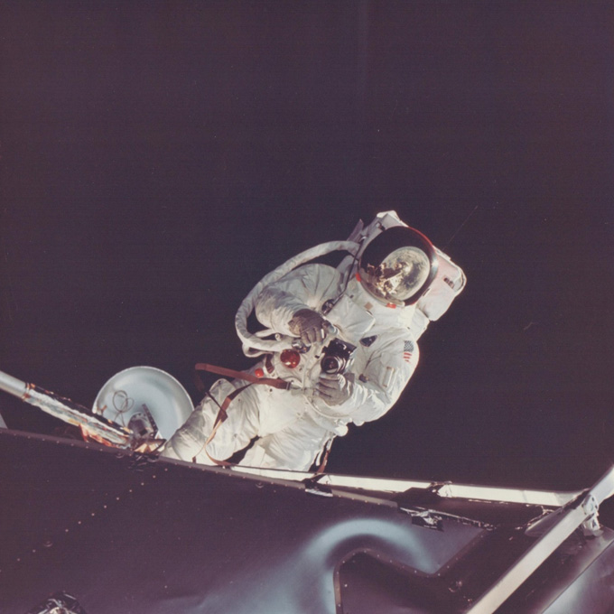 Швайкарт тестирует новый скафандр Apollo, фото Дэвида Скотта,  Apollo 9, март 1969