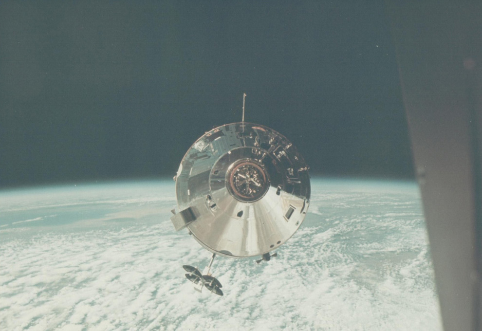 Служебный модуль из иллюминатора лунного модуля Аполлон 9, март 1969