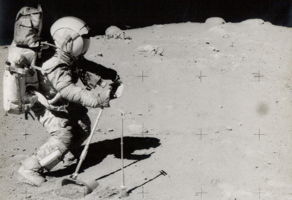 Джон Янг собирает лунные образцы, фото Чарльз Дьюк, Аполлон 16, апрель 1972