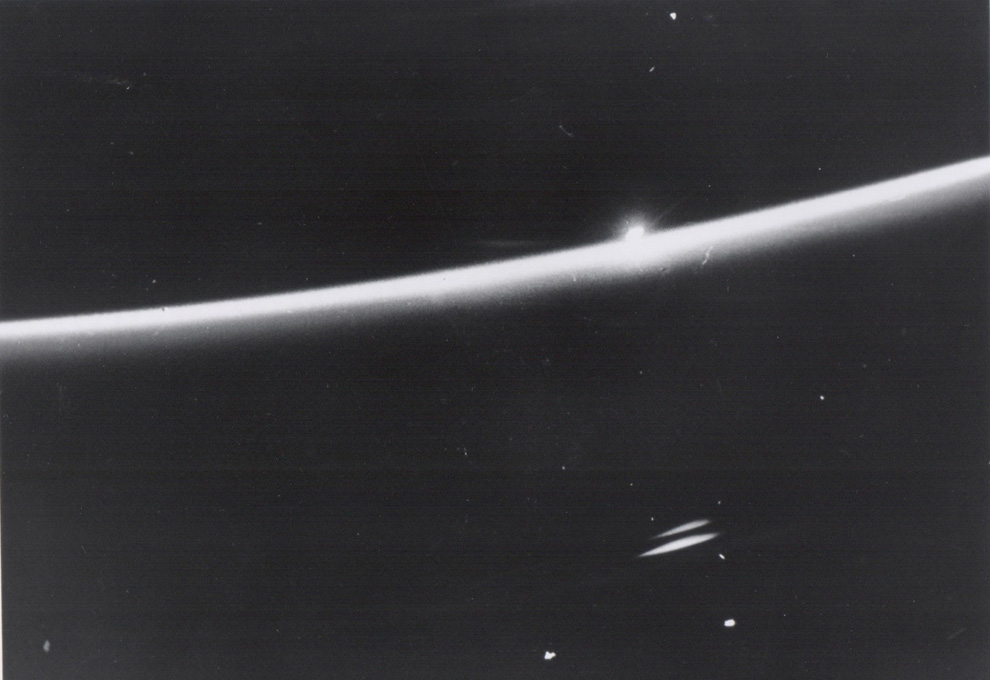 Орбитальный Восход, фото Джона Гленна, Mercury Atlas 6, февраль 1962