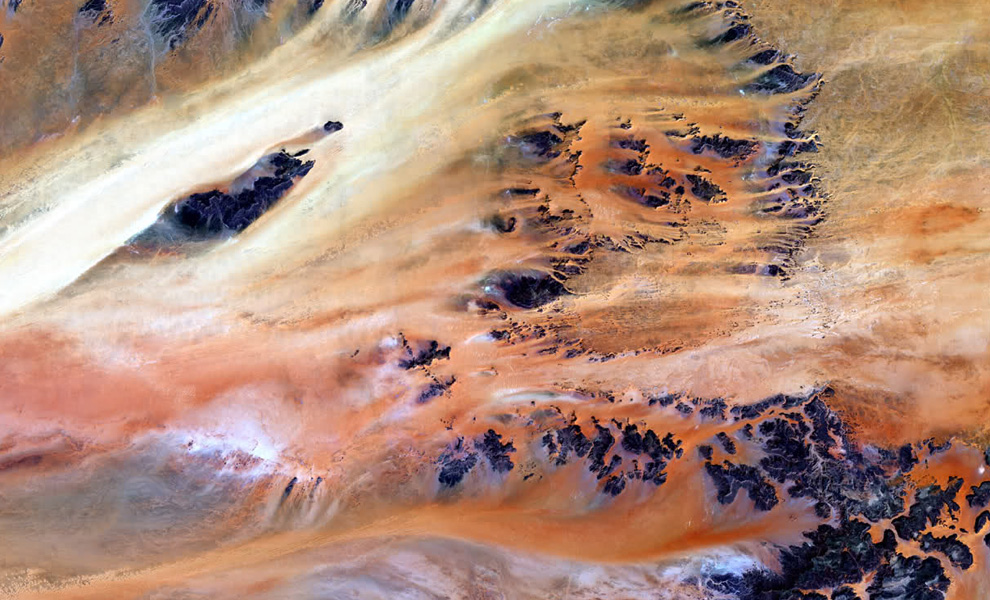 Оазис Теркези, Чад. Серия скальных обнажений в одной из частей пустыни Сахары вблизи оазиса Теркези.