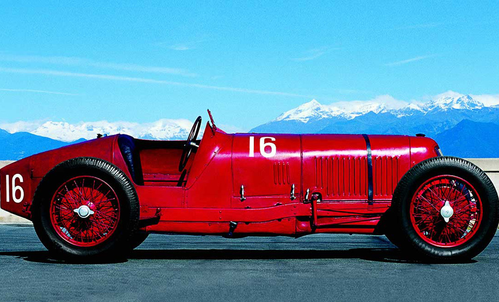 Tipo 26B Grand Prix, 1927. Именно этим автомобилем, оборудованным 155-сильным двигателем и впервые 4-ступенчатой коробкой передач, было положено начало гоночной родословной Maserati.