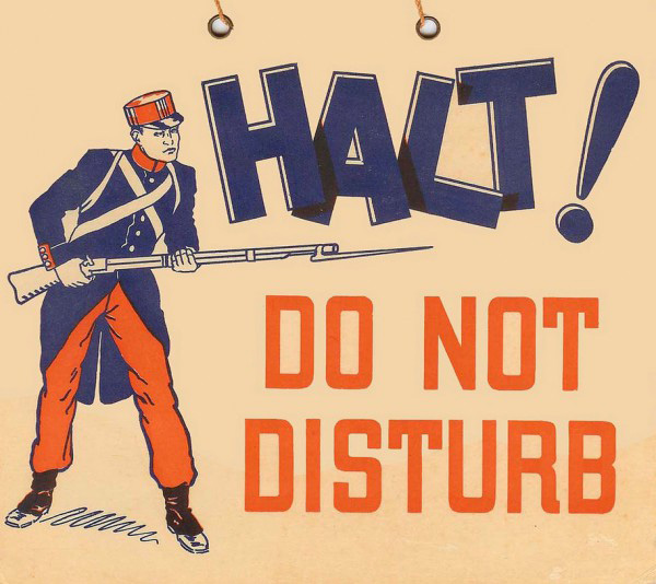 Эволюция таблички<br>«Не беспокоить»