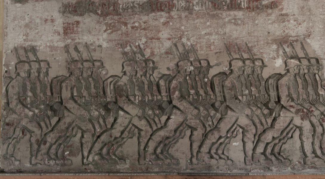 Кое-где еще можно встретить барельефы немецкого художника Вальтера фон Руктешелла. Вот, например, марширующее войско на одной из стен амфитеатра.