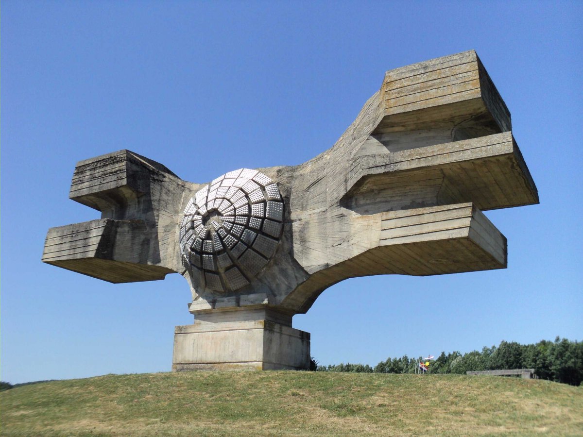 «Памятник революции», монумент в Хорватии, посвященный жертвам Второй мировой войны.
