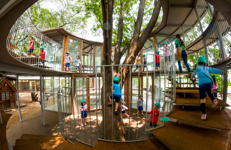 Школа продолжает развиваться и  обрастать новыми локациями. Так, в 2011 году была построена эта площадка, где дети могут поупражняться в лазании по дереву.