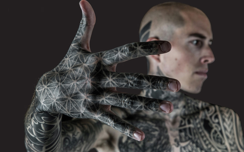 Современные тату на грани блэк-ворка вновь возвращаются к традициям племенного татуирования.
