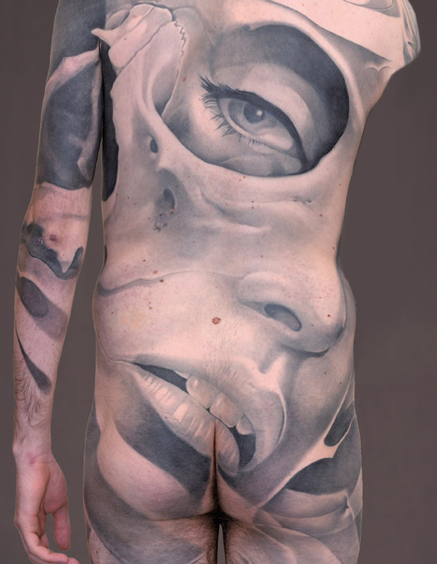 Британский художник Джейсон Бутчер тоже работает в монохромном стиле, но его тату пронизаны чувственностью, достойной стать музейным экспонатом.