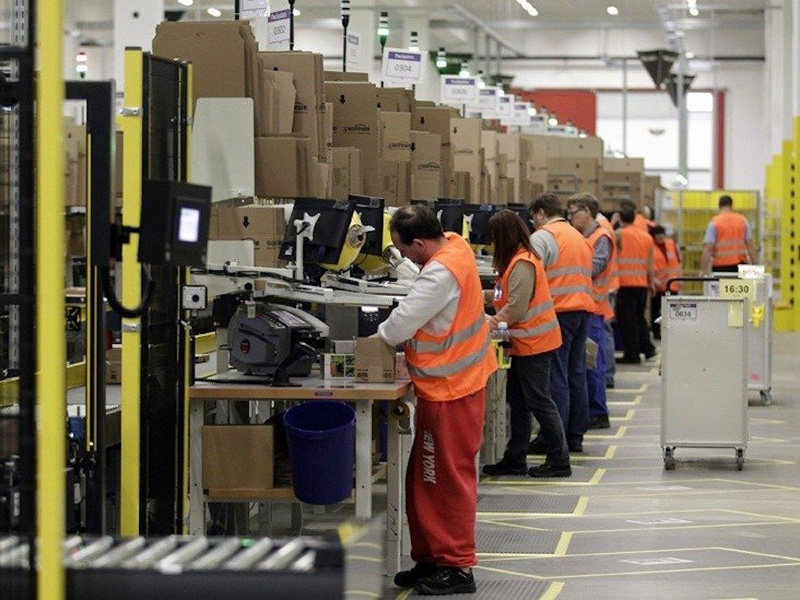 В 2014 году Amazon дополнительно принял на работу около 20 000 штатных сотрудников.