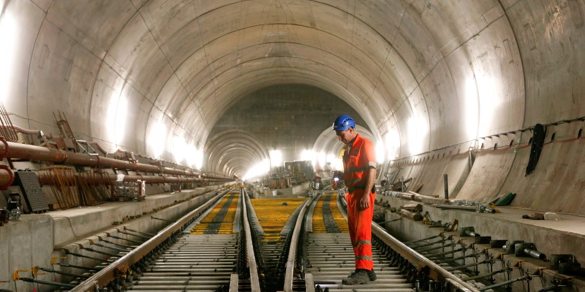 Тоннель официально откроется для движения пассажирских поездов весной 2016 года.