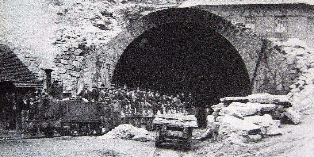 Первый тоннель на оси Готард, соединивший Цюрих и Милан был построен в 1882 году как совместное предприятие Швейцарии, Германии и Италии.