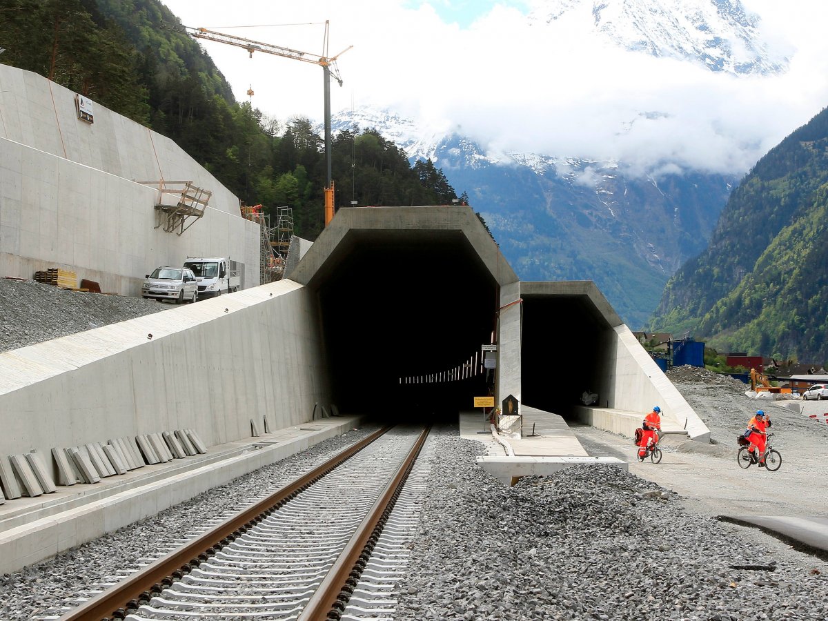 Новый туннель Готтард полностью финансируется Швейцарией и стоит примерно $ 10,3 млрд.