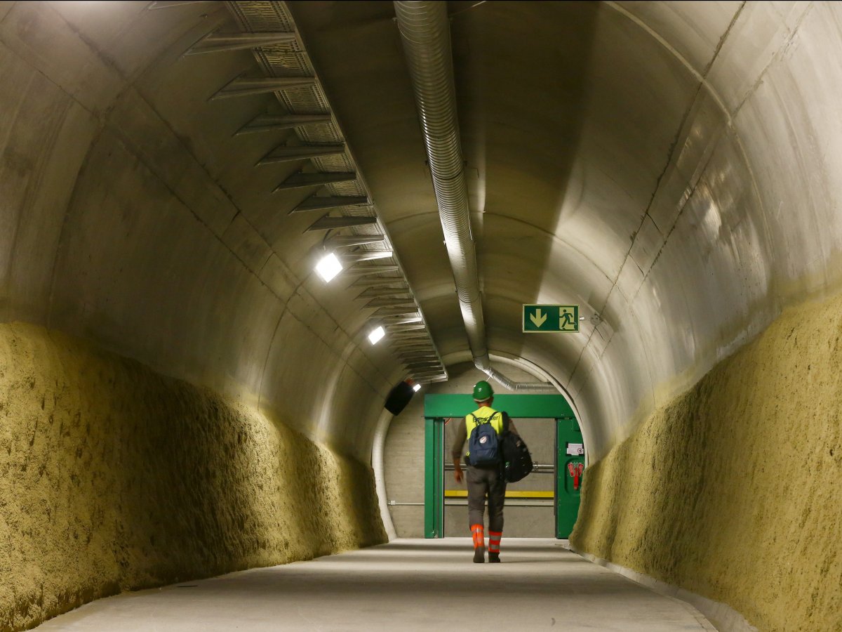 Каждые 235 метров в тоннеле устроен аварийный выход и забор воздуха.