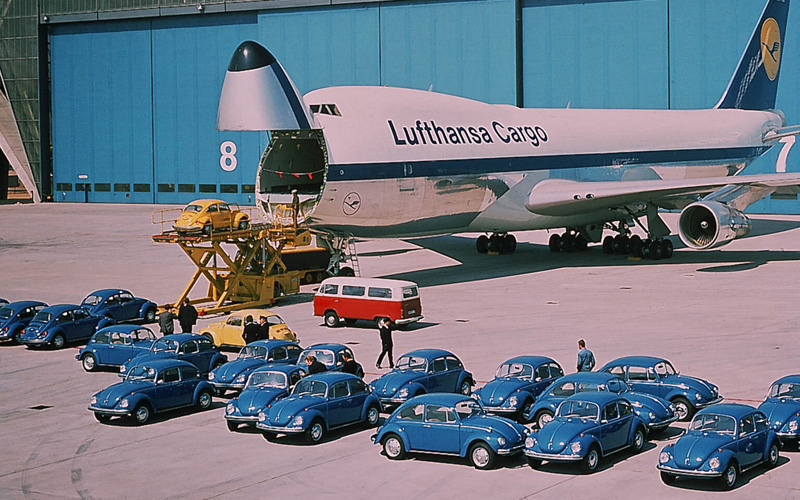  1972  Lufthansa   747-  ,    72  Volkswagen Beetles.