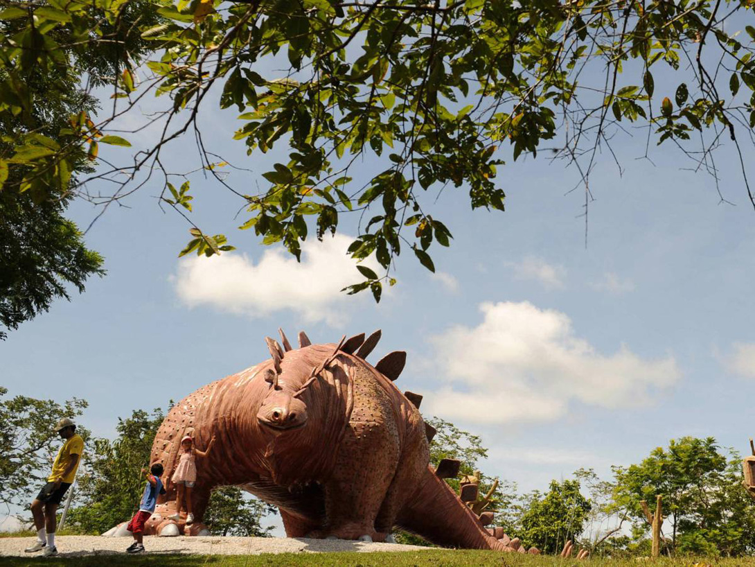 Восстановили предприниматели и гигантские статуи динозавров, которые Эскобар велел построить для своих детей.