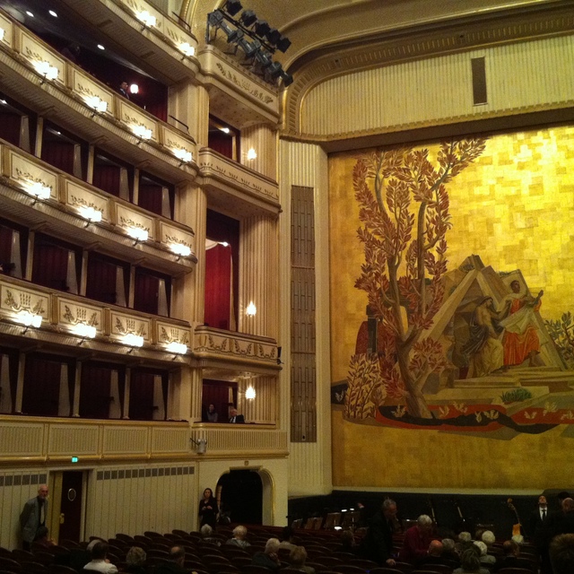   .     ,    Wiener Staatsoper   ,        3-4 .  1,5          .