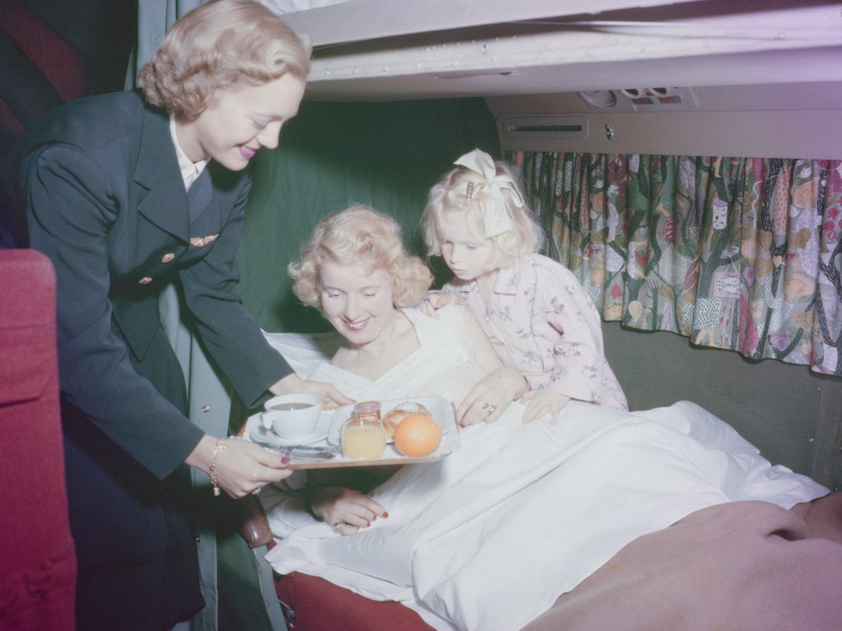 В 1950-х годах пассажирам в спальных каютах на самолете DC-6 подавали завтрак прямо в постель.