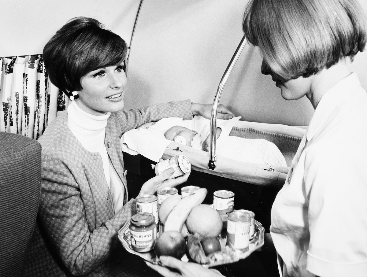 Женщина, путешествующая с ребенком на борту, в 1968 году могла получить детское питание и специальный пеленальный столик.