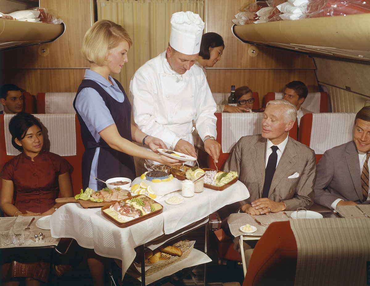 Пассажиры могли заказать себе обед с икрой и другими деликатесами.