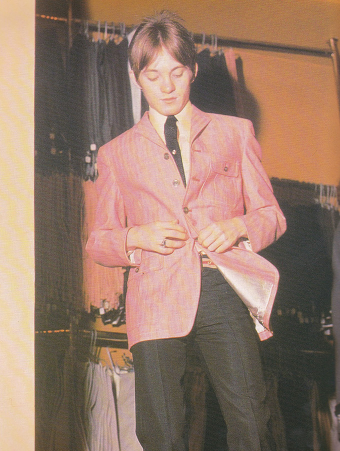 Лидер мод-сцены Стив Марриот из The Small Faces примеряет розовый пиджак от Lord John, 1966